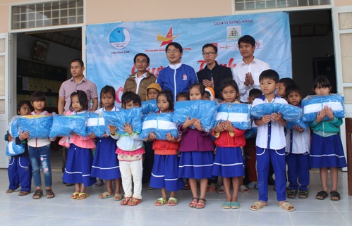 Ban Tổ chức trao tặng áo ấm cho các em học sinh